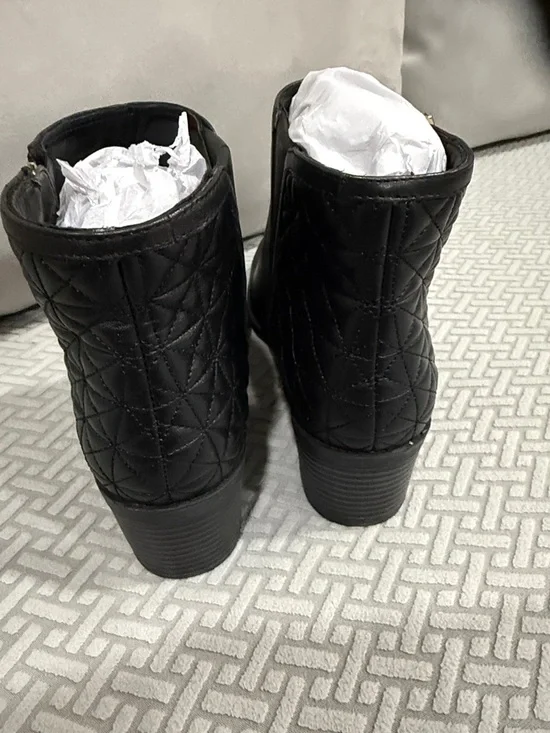 Bandolino Bdumika Black Quilted Heel Ankle Boots with Gold Zipper Size 10M - Picture 4 of 11